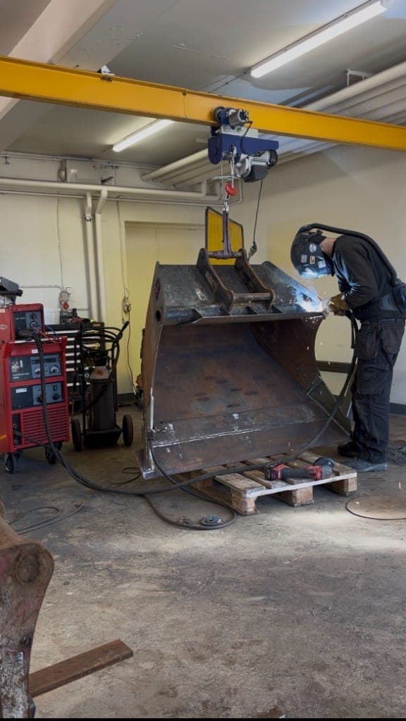 Reparationssvetsning av skopa - svetsare Mönsterås